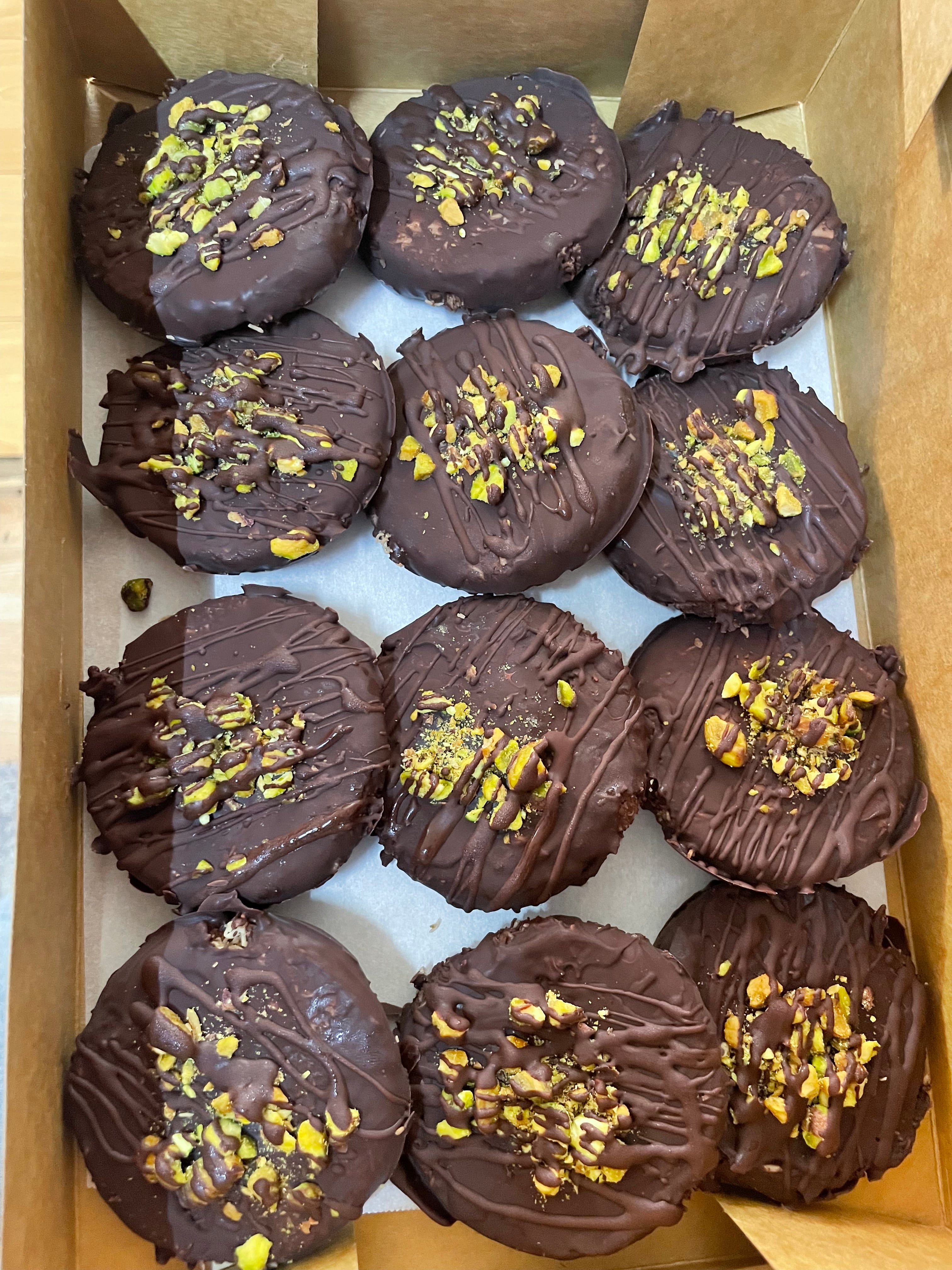 Kunafa cookies with pistachios toppings